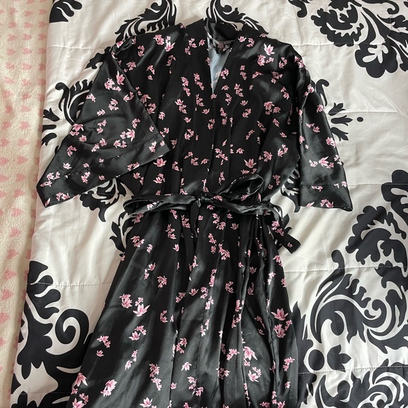 Victoria Secret Black and pink Japanese flower silk robe - Picture 2 of 4